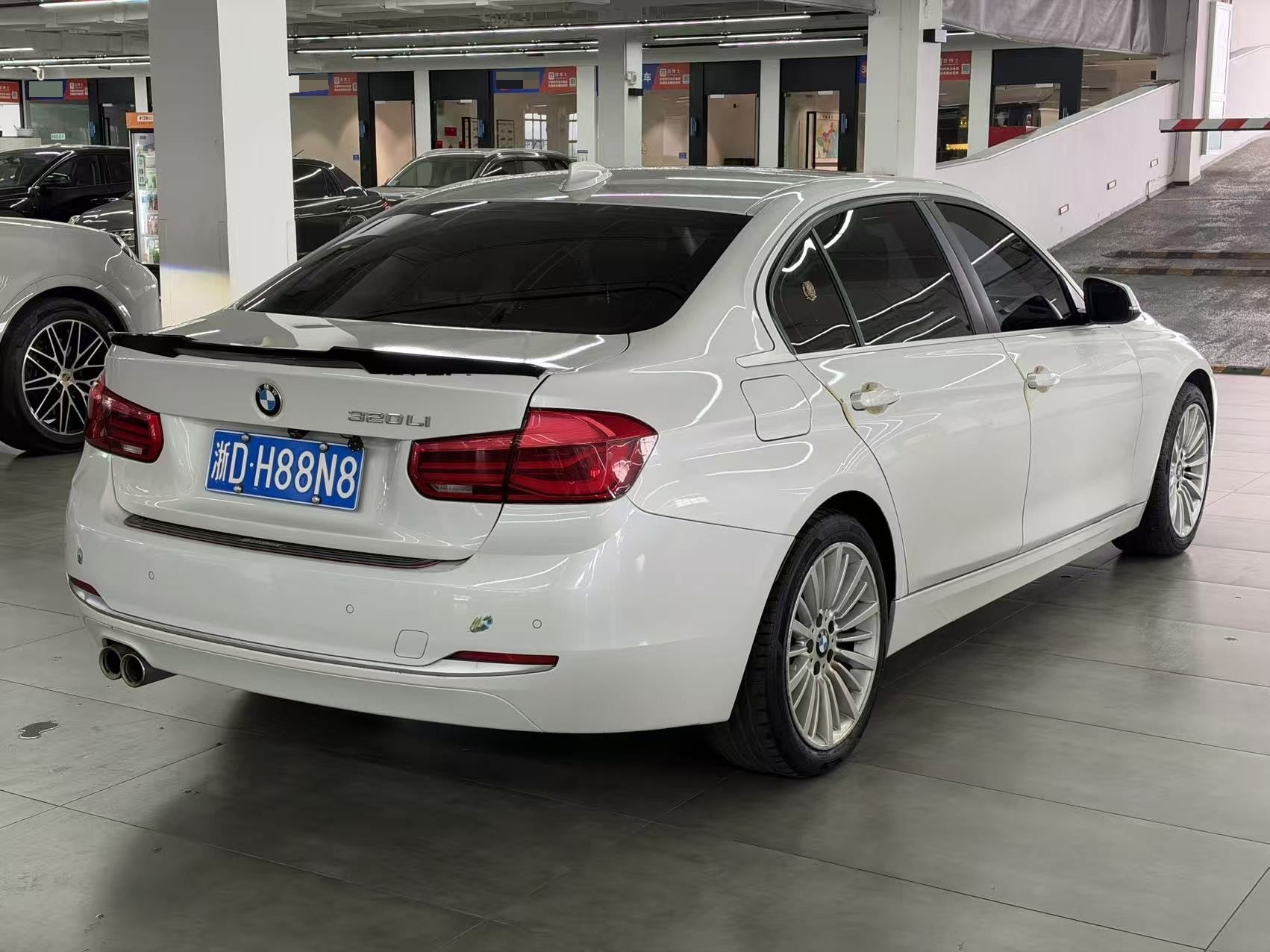 BMW 3 Series 2018 car image #9