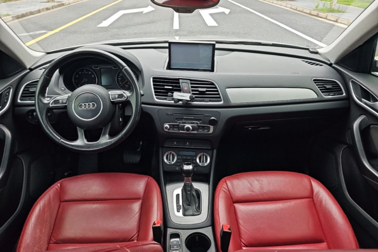 Audi Q3 2015 car image #10