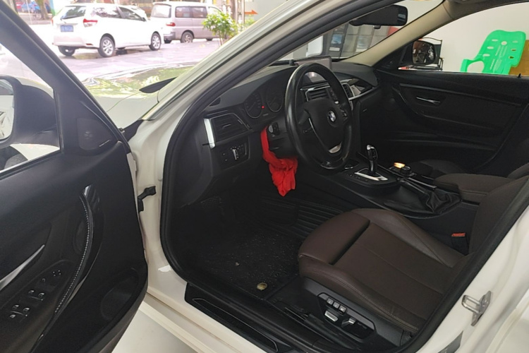 BMW 3 Series 2018 car image #16