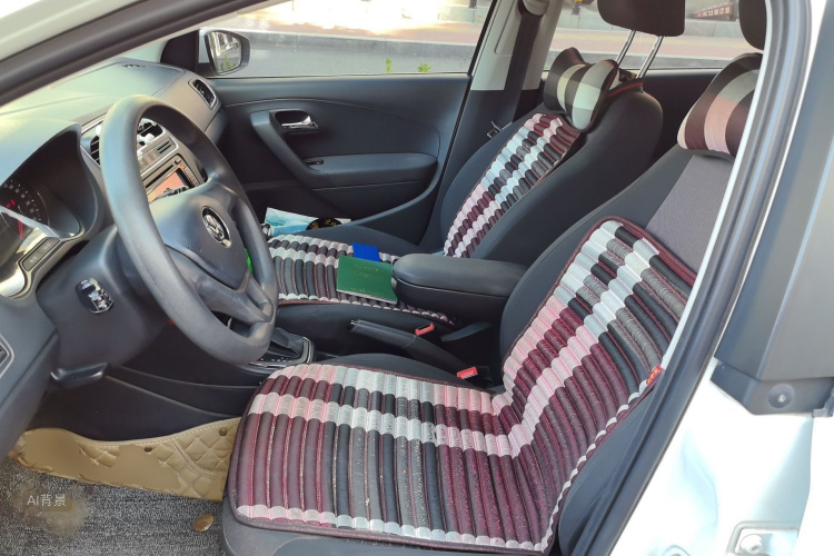 Volkswagen Polo 2015 car image #17