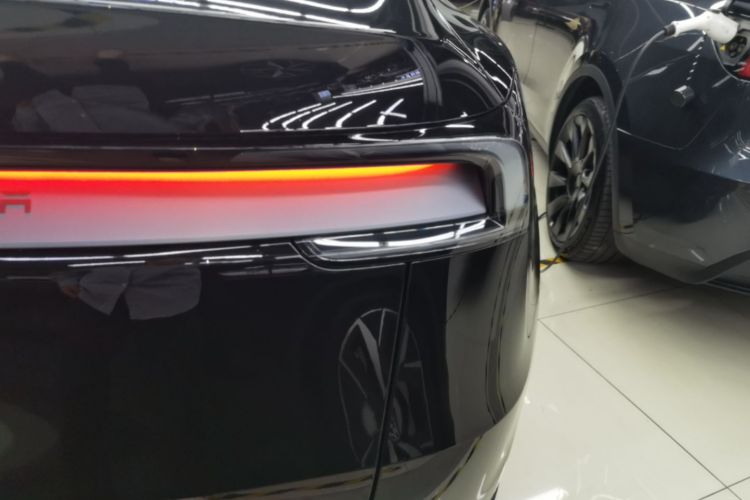 Tesla Model Y 2025 #8 Tesla Model Y 2025 car image #8
