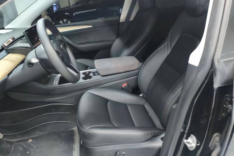 Tesla Model Y 2023 car image #19