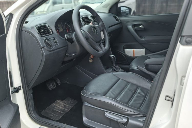 Volkswagen Polo 2014 car image #8