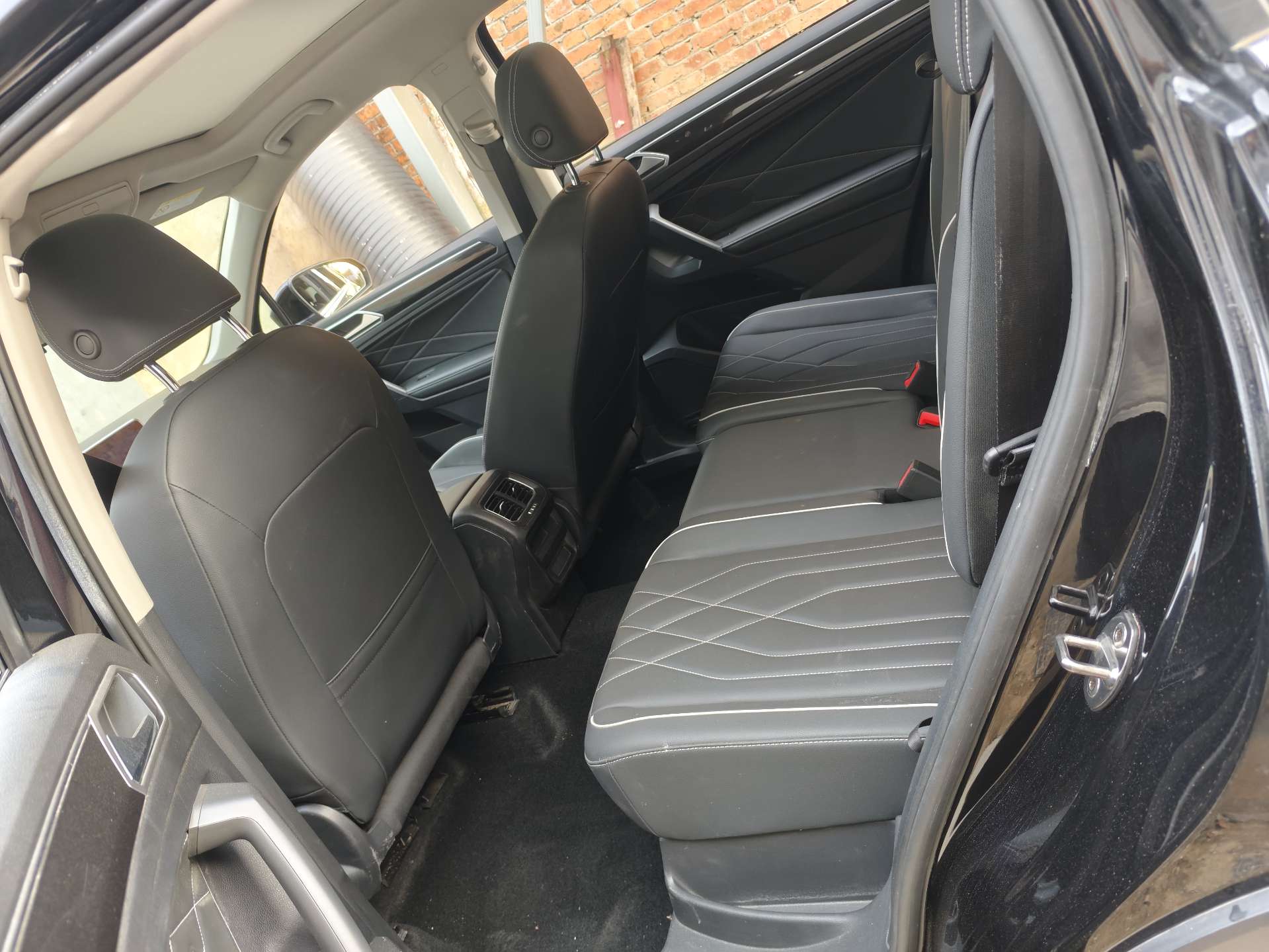 Volkswagen Tiguan L 2025 immagine di auto #3