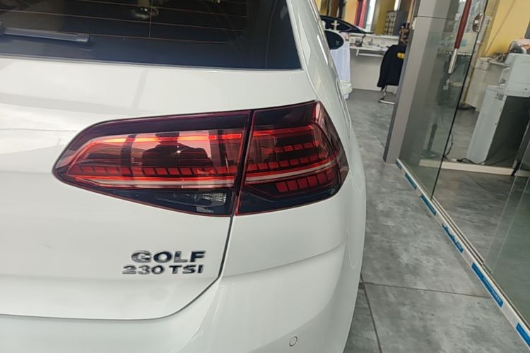 Volkswagen Golf 2018 car image #3
