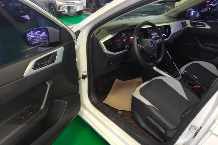 Volkswagen Polo 2021 car image #16