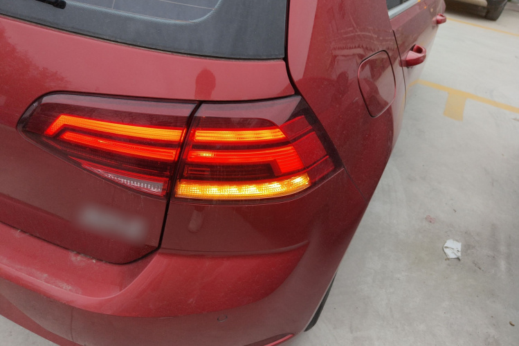 Volkswagen Golf 2018 car image #8