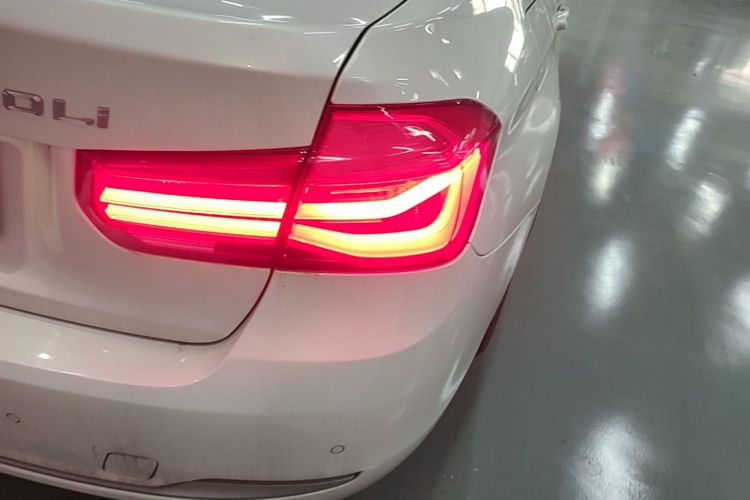 BMW 3 Series 2018 #8 BMW 3 Series 2018 car image #8