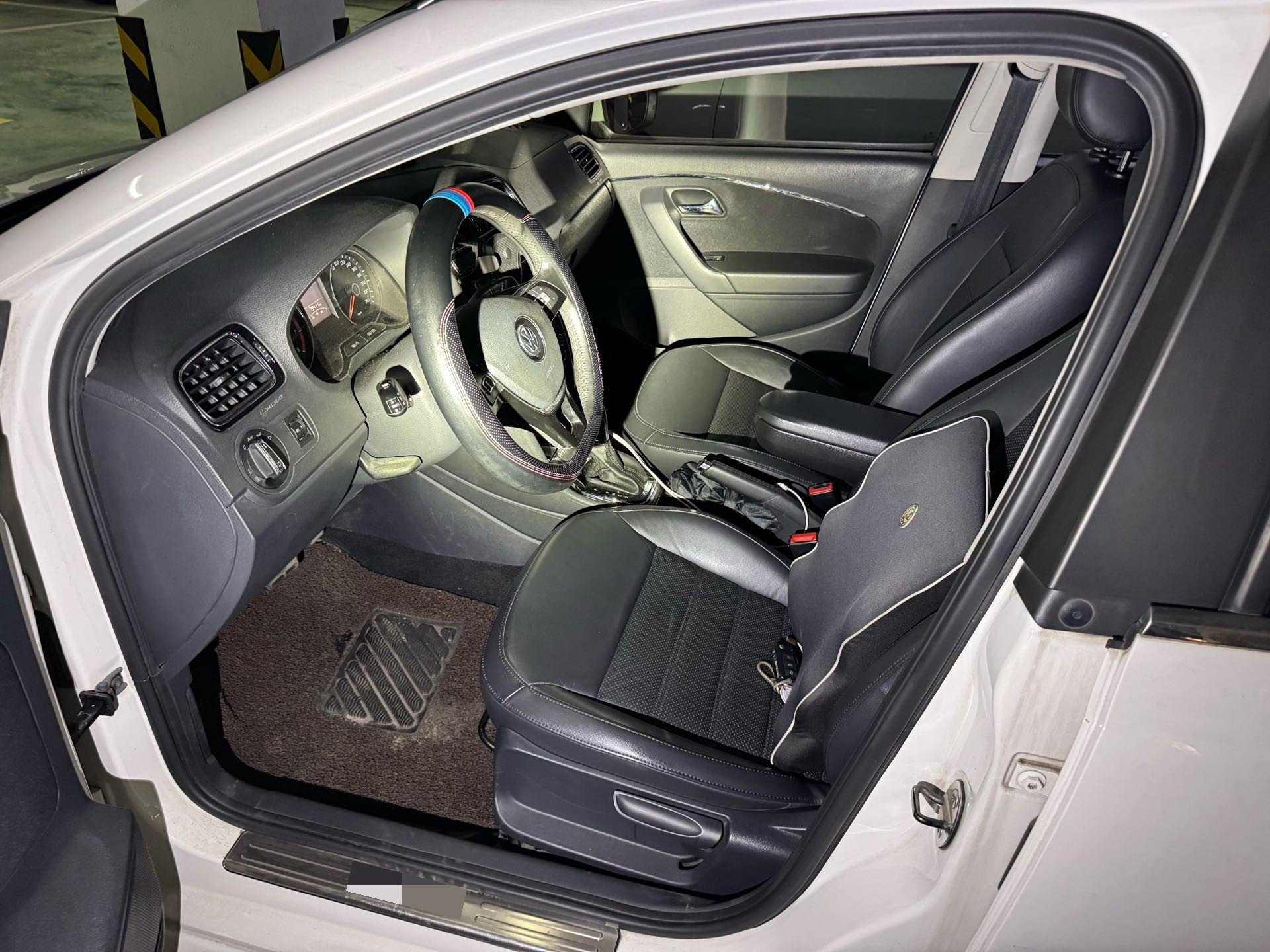 Volkswagen Polo 2015 car image #2