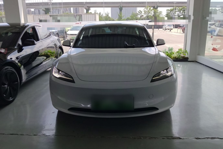 Tesla Model 3 2024 car image #3