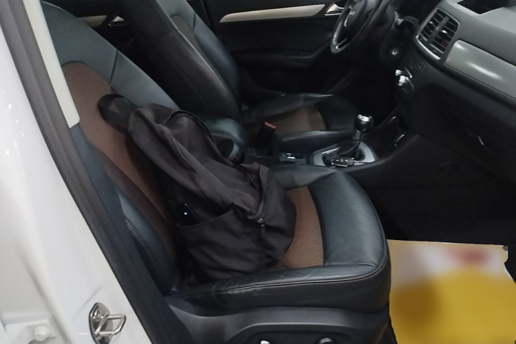 Audi Q3 2018 car image #21