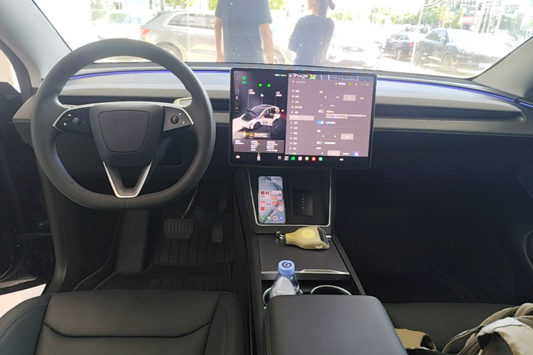 Tesla Model Y 2025 car image #11