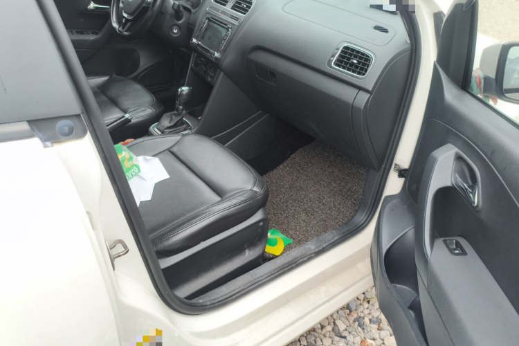 Volkswagen Polo 2016 car image #27