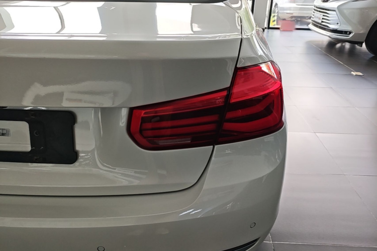 BMW 3 Series 2018 #8 BMW 3 Series 2018 car image #8