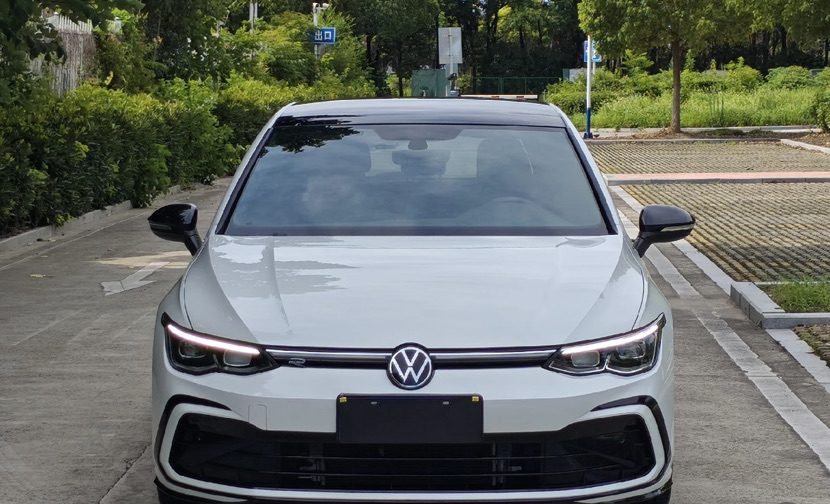 Volkswagen Golf 2023 car image #2