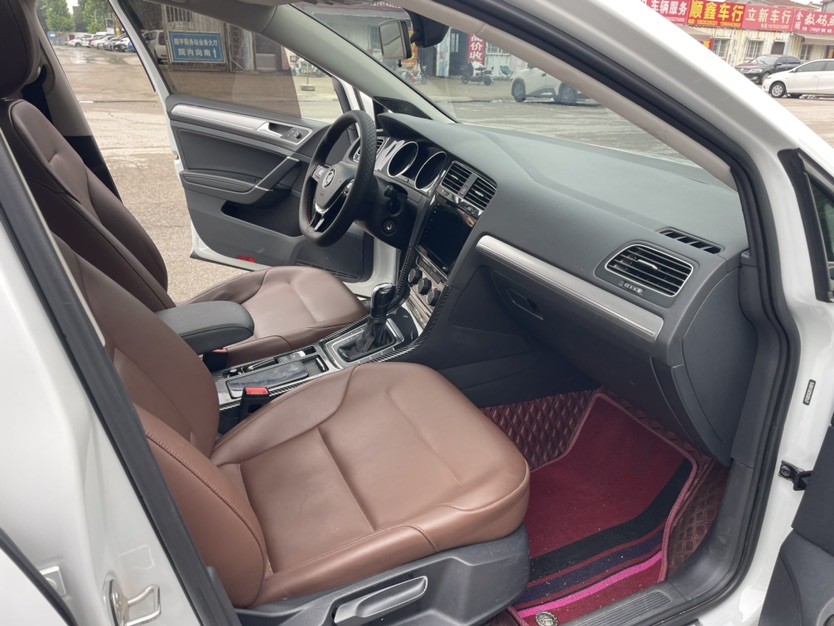 Volkswagen Golf 2020 car image #9