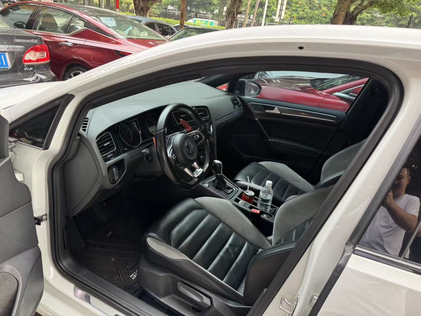 Volkswagen Golf 2018 car image #3