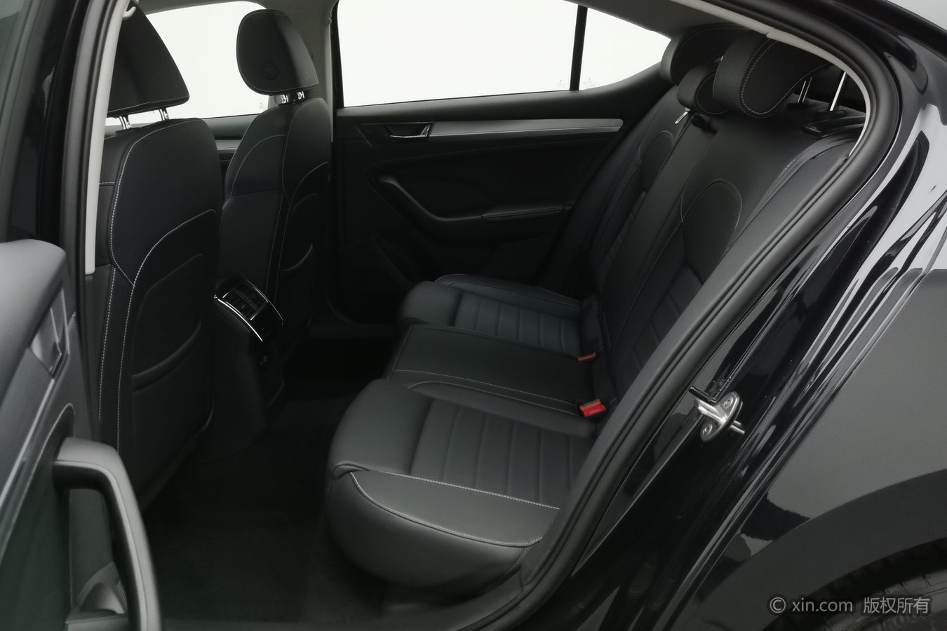 Skoda Superb 2025 car image #16