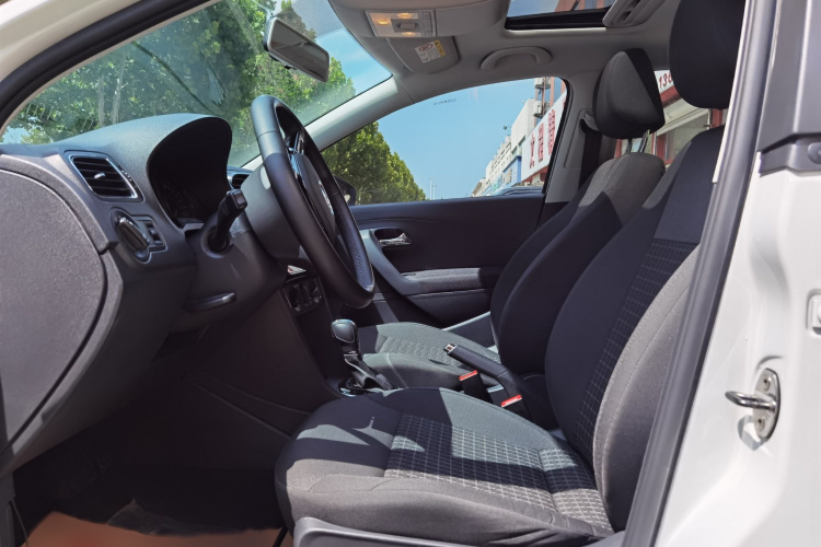 Volkswagen Polo 2018 car image #12
