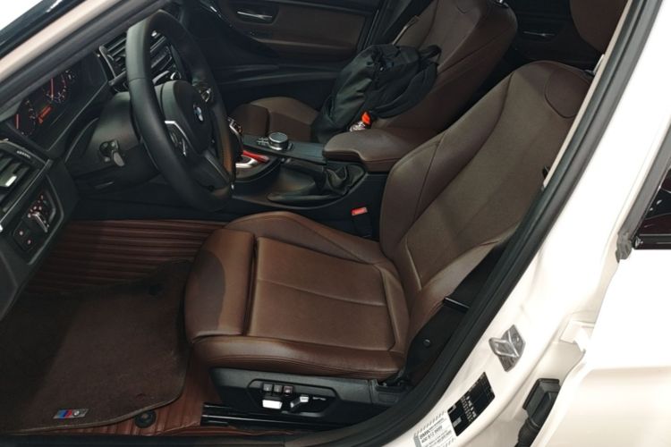 BMW 3 Series 2018 car image #17
