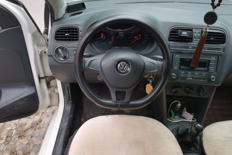 Volkswagen Polo 2016 car image #12