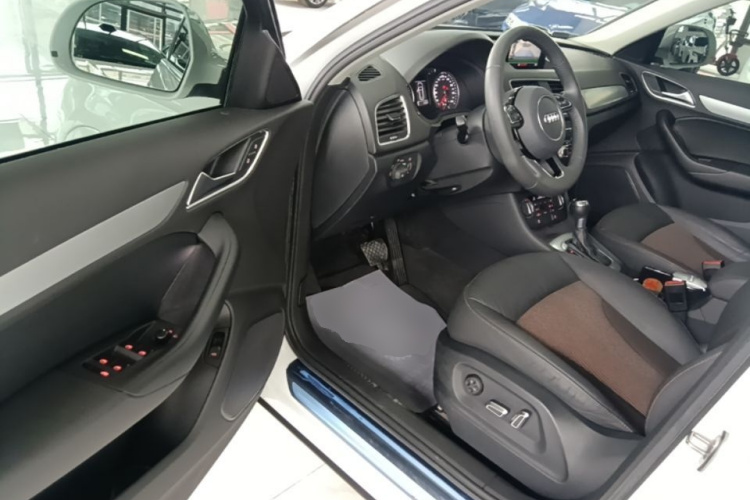 Audi Q3 2018 car image #16