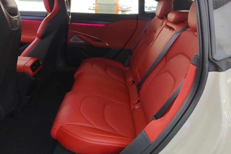 MI SU7 2024 immagine di auto #13