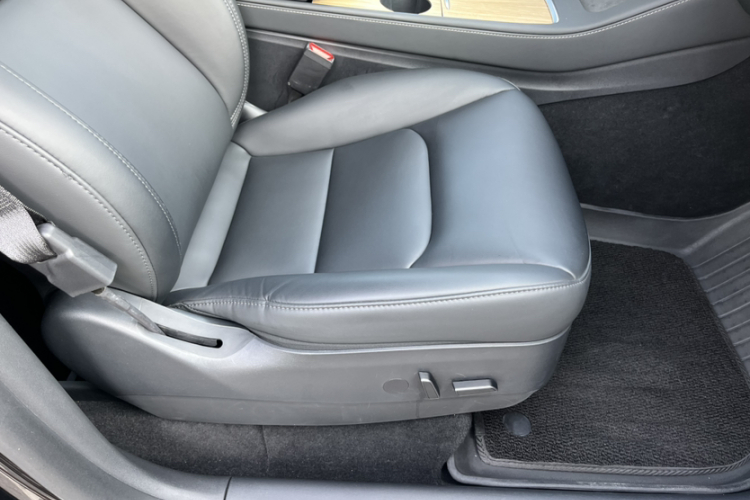 Tesla Model Y 2023 car image #20
