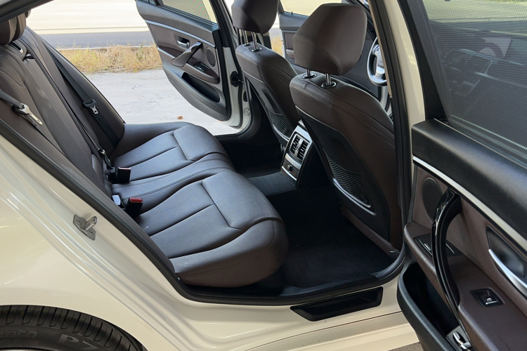 BMW 3 Series 2018 immagine di auto #16