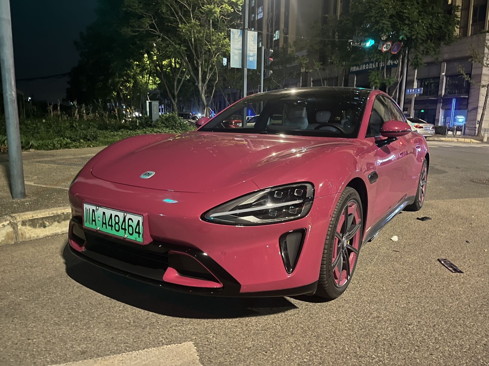 MI SU7 2025 immagine di auto 