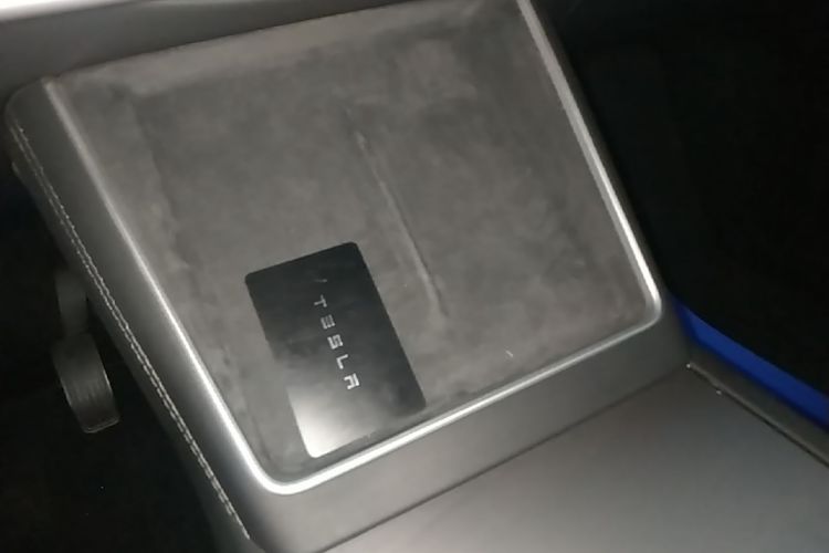 Tesla Model Y 2025 car image #9
