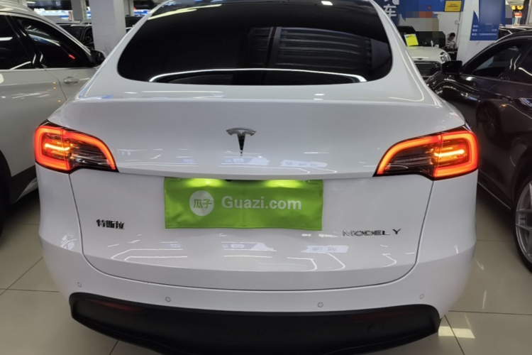 Tesla Model Y 2023 #4 Tesla Model Y 2023 car image #4