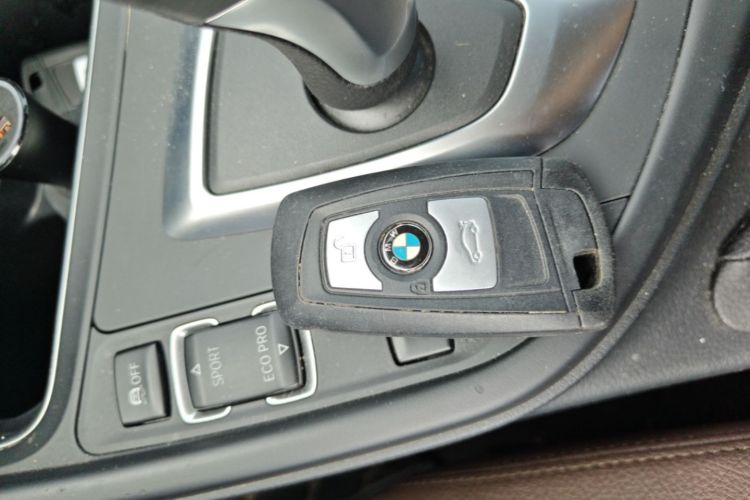 BMW 3 Series 2018 #9 BMW 3 Series 2018 car image #9