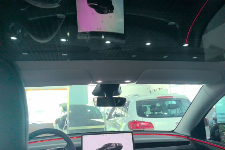 Tesla Model Y 2025 immagine di auto #18