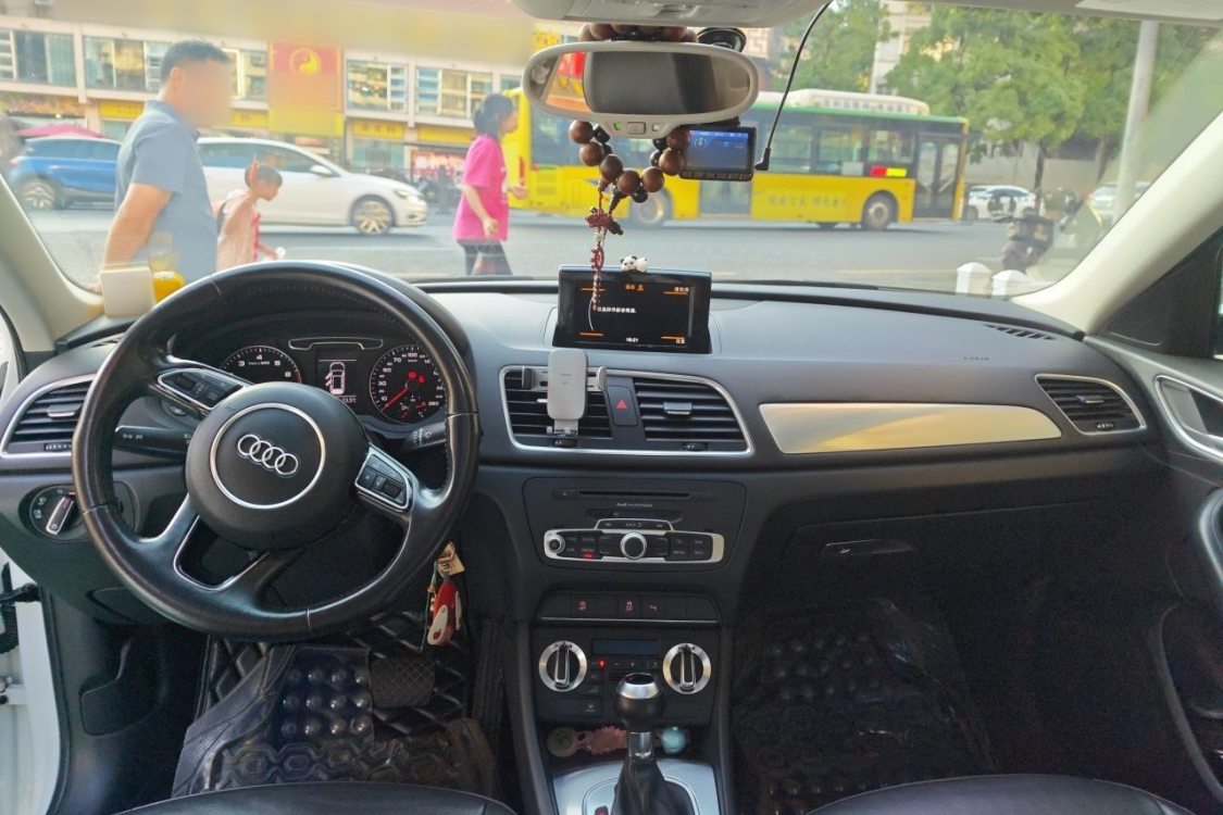 Audi Q3 2016 car image #23