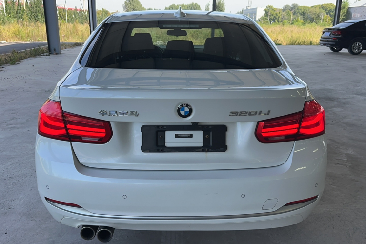 BMW 3 Series 2018 immagine di auto #6