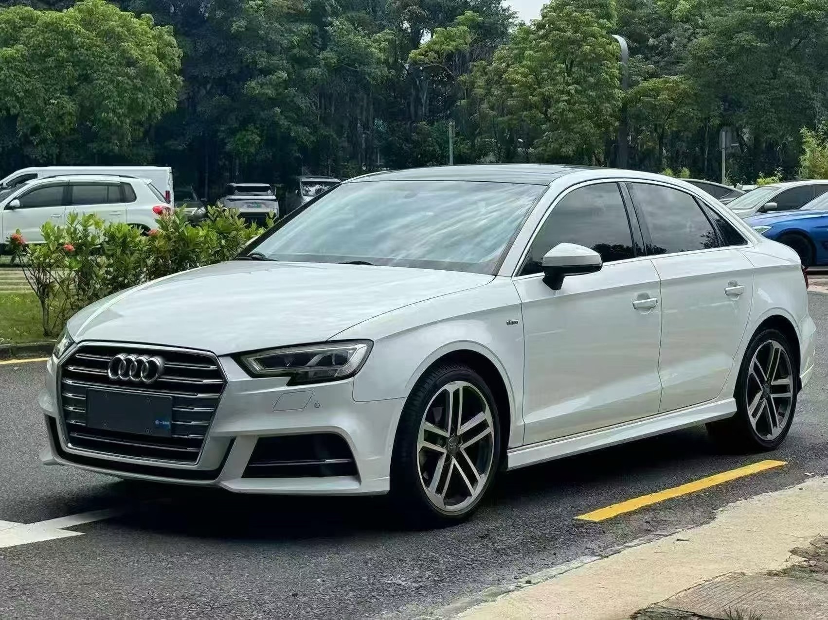 2019 immagine di auto 