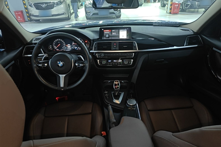 BMW 3 Series 2019 car image #11