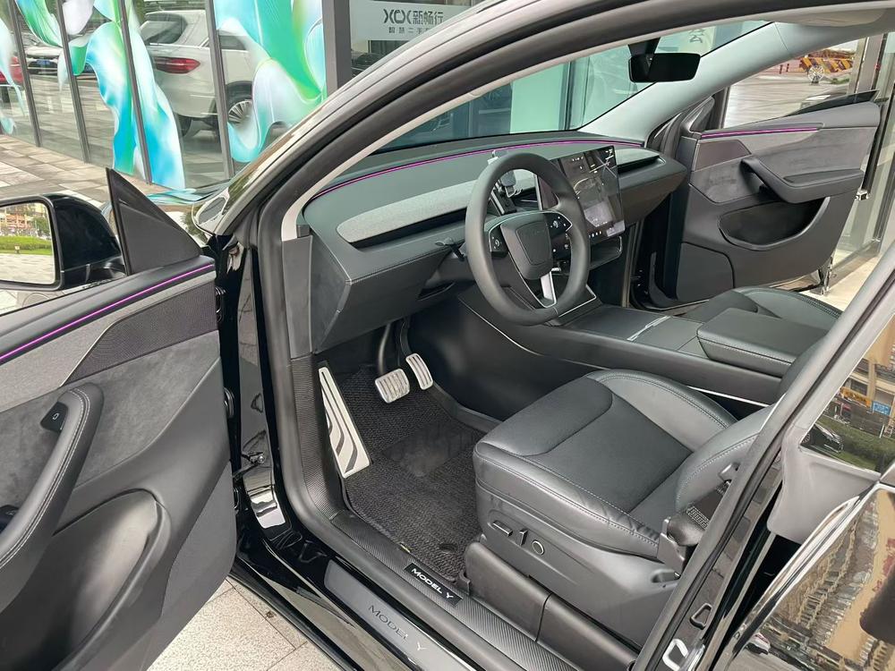 Tesla Model Y 2025 #4 Tesla Model Y 2025 car image #4