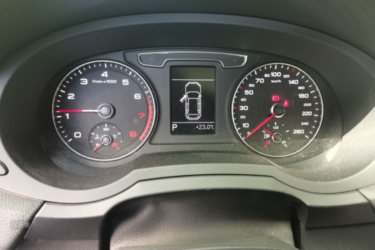 Audi Q3 2018 car image #13