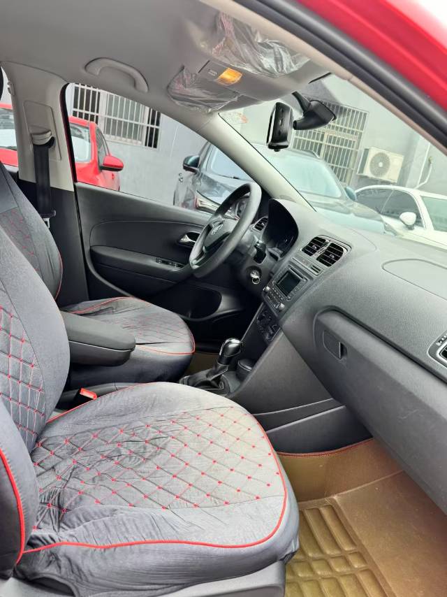 Volkswagen Polo 2015 car image #9