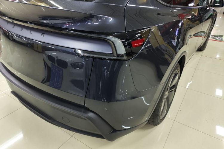 Tesla Model Y 2025 car image #8