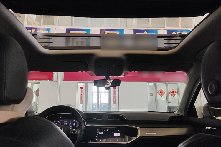 Audi Q3 2019 car image #18