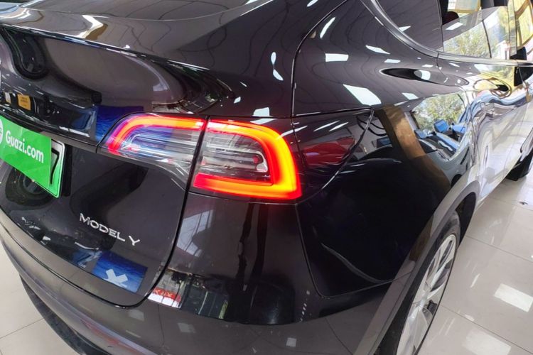 Tesla Model Y 2023 car image #8