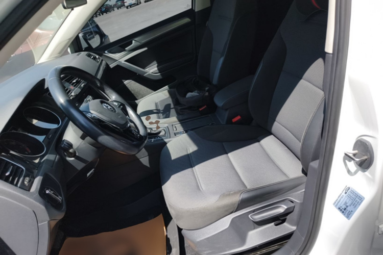 Volkswagen Golf 2019 car image #19
