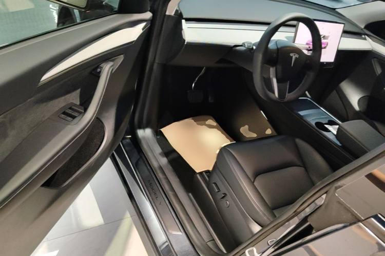 Tesla Model Y 2025 immagine di auto #12