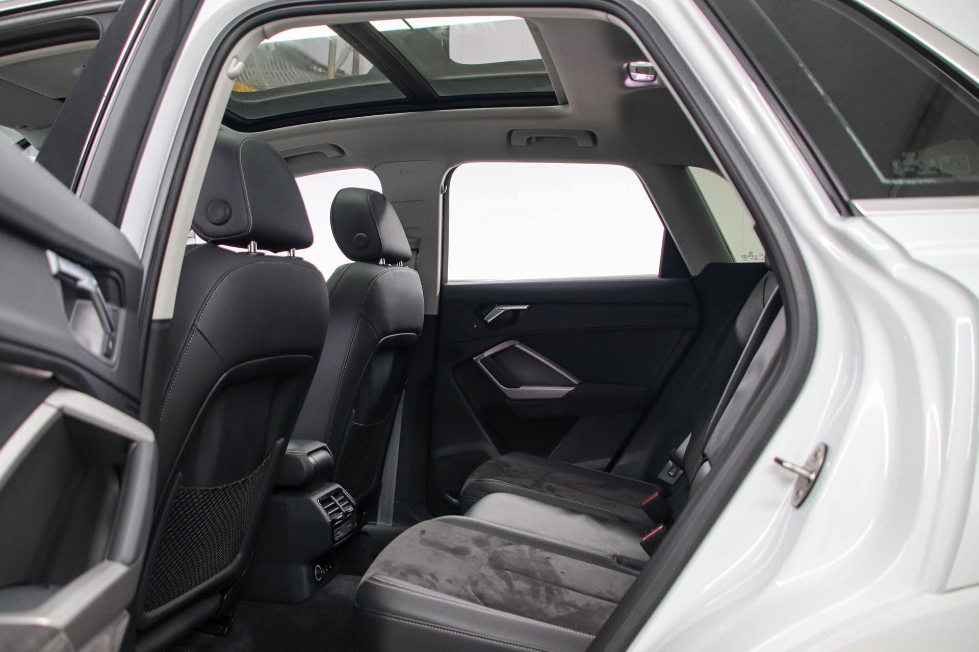 Audi Q3 2022 car image #14