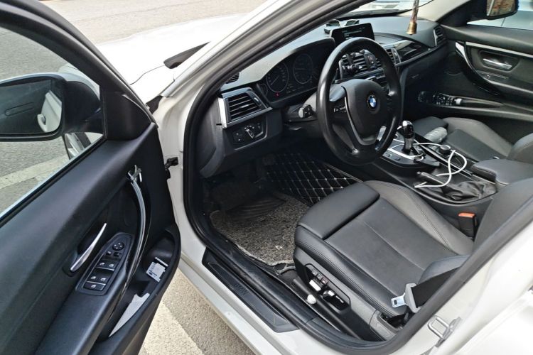 BMW 3 Series 2018 car image #13