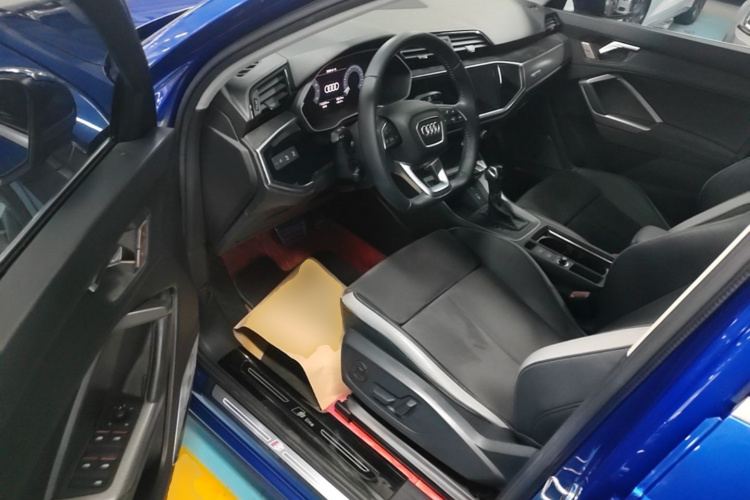 Audi Q3 2020 car image #16