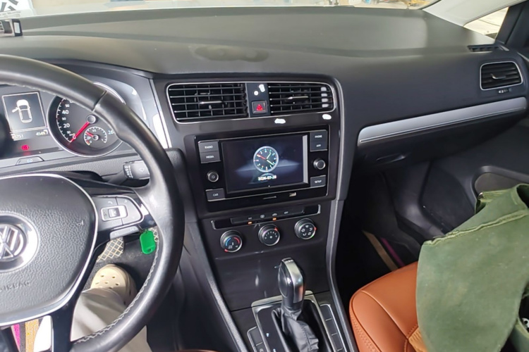 Volkswagen Golf 2018 car image #10